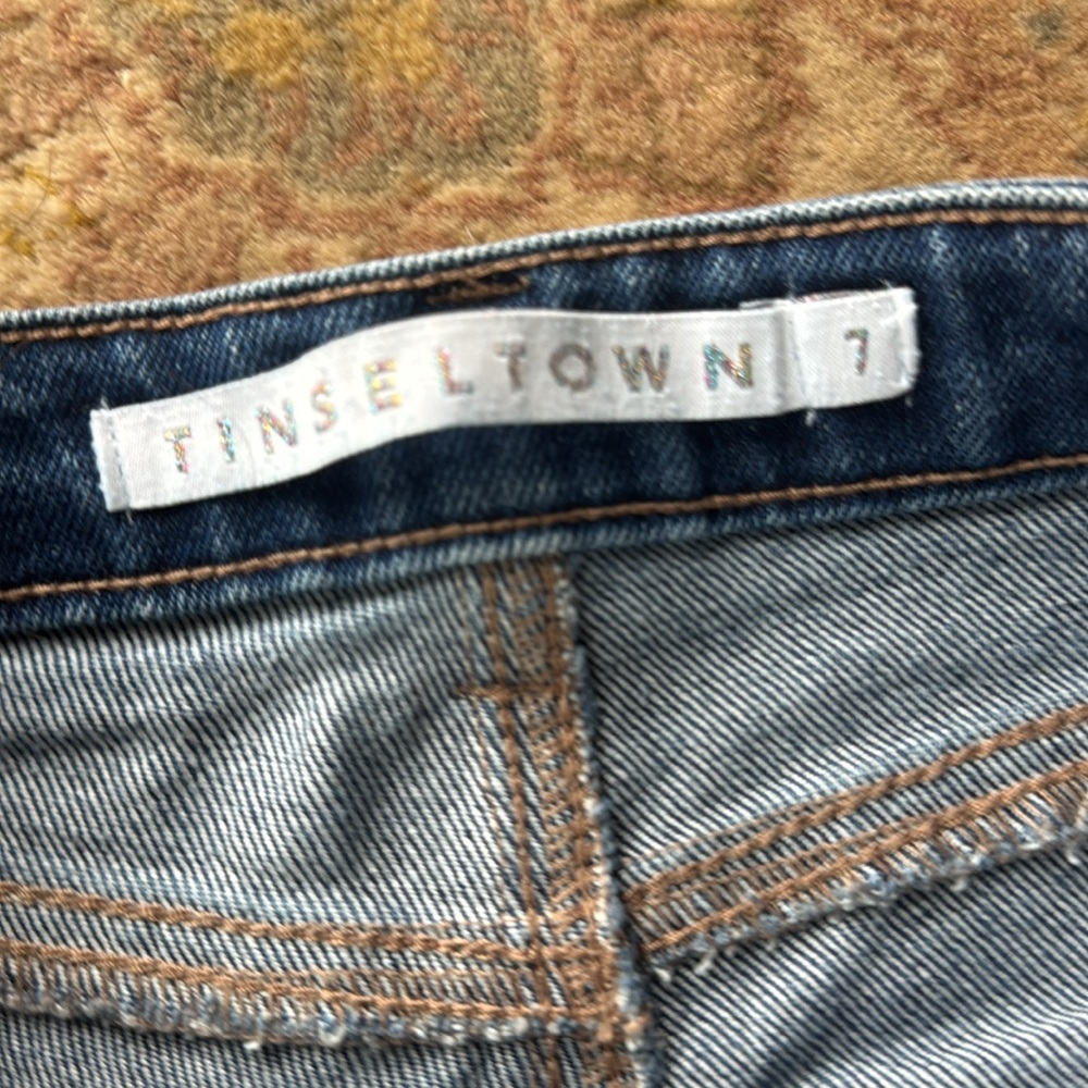 Cropped Distressed Jeans - Picture 4 of 8